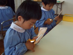 ハサミでチョキチョキ…