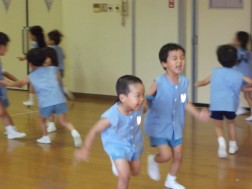 ふれプレ親子体操　飛行機