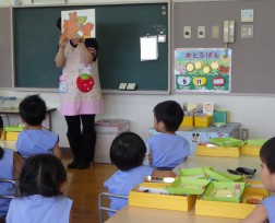 はじめに紙芝居を読んでもらいました