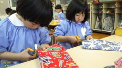 しっぽをハサミでチョキチョキ