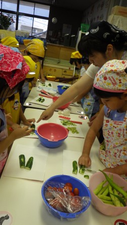 年長児は野菜を切りました