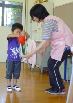 箱の中に赤いハンカチと・・・