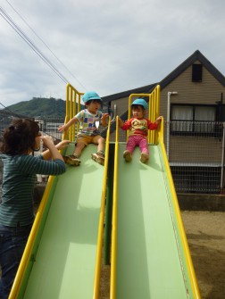 パピー　砂場やすべり台であそびました①