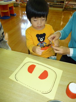 パピー　ハサミでりんごを半分に切ります②