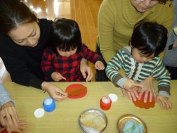 パピー　鬼の顔に髪の毛や角をのりづけして・・・